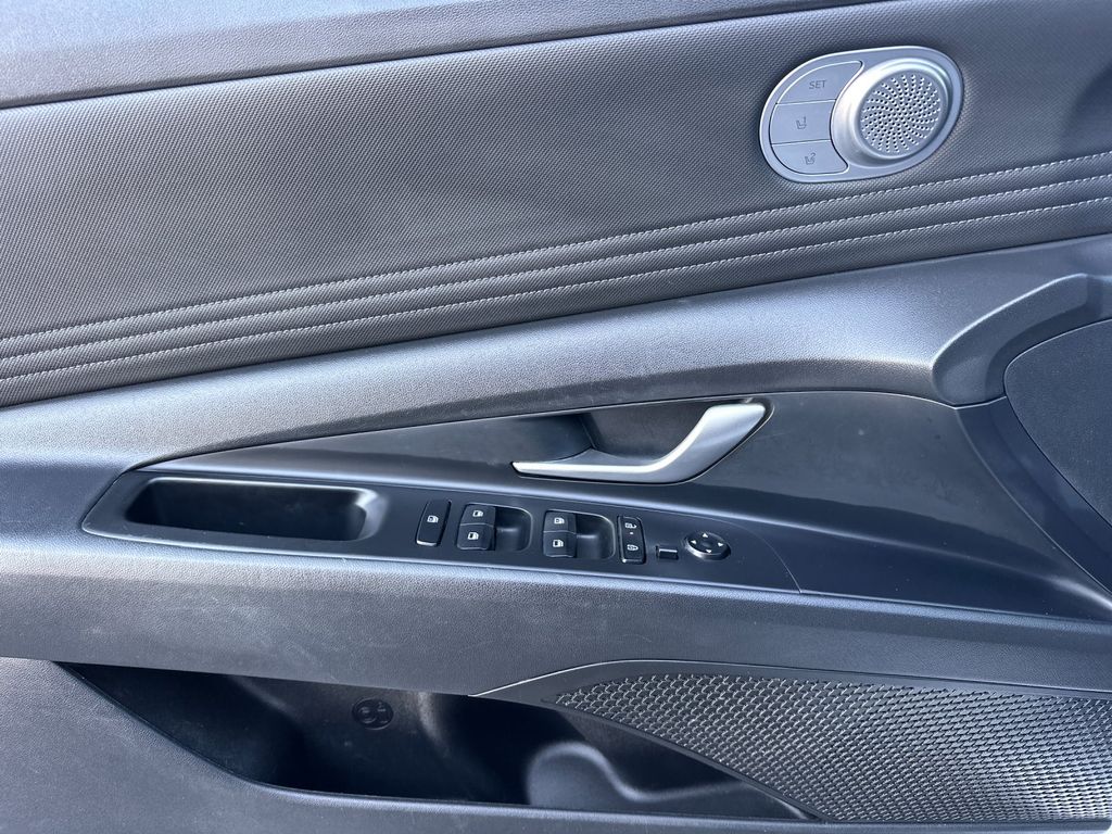 2025 Hyundai Elantra Limited - Photo 12
