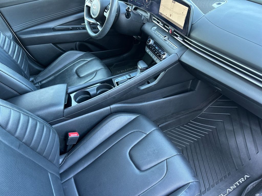 2025 Hyundai Elantra Limited - Photo 18