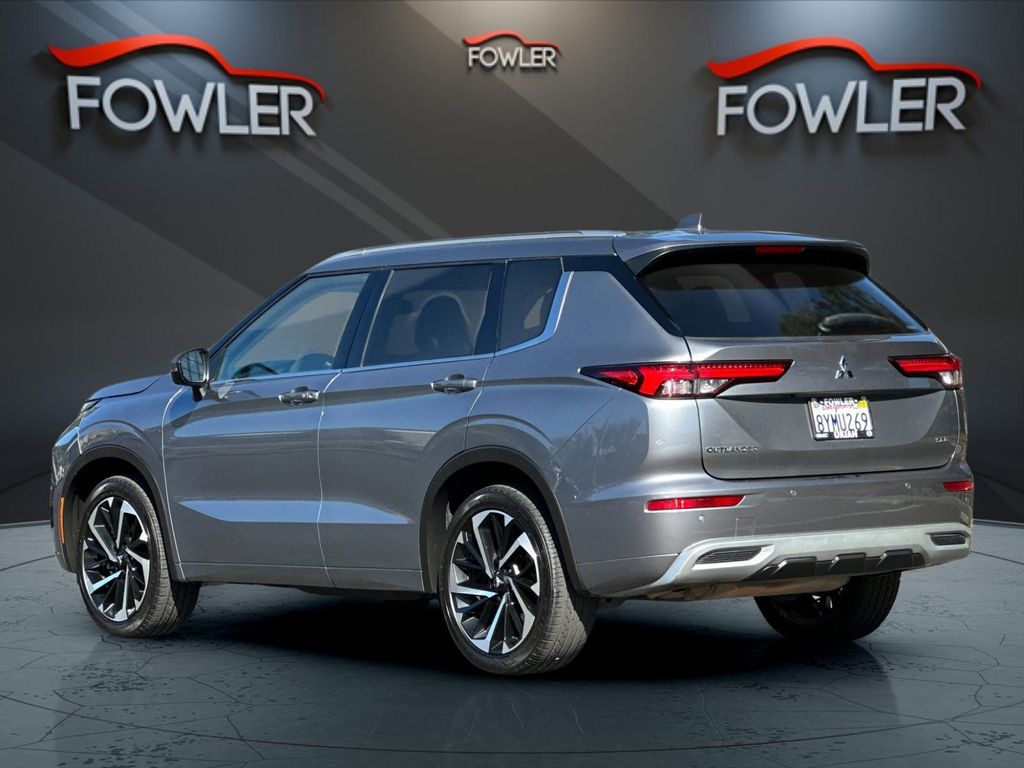 2022 Mitsubishi Outlander SEL photo 3