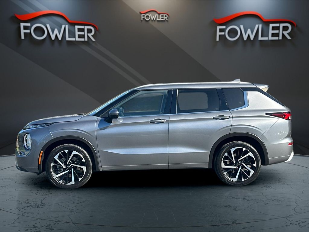 2022 Mitsubishi Outlander SEL photo 2