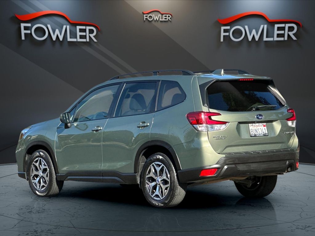 2021 Subaru Forester Premium photo 3