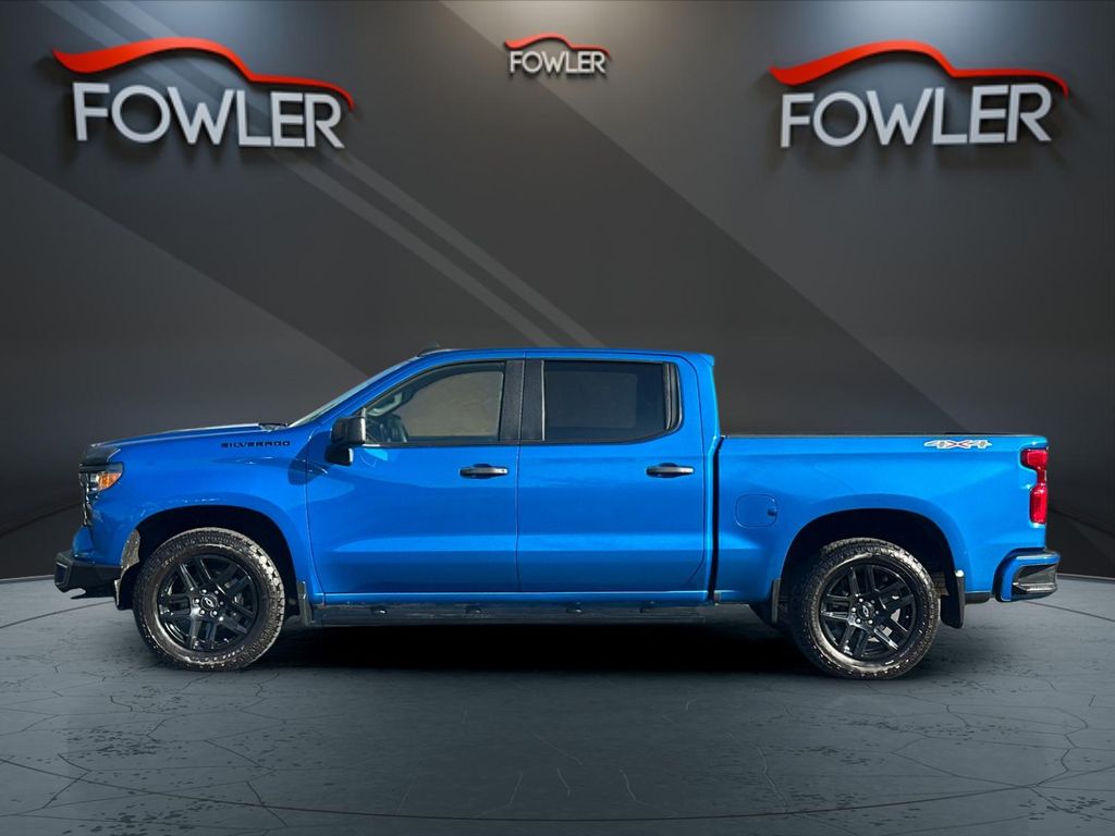 2023 Chevrolet Silverado 1500 Custom photo 2