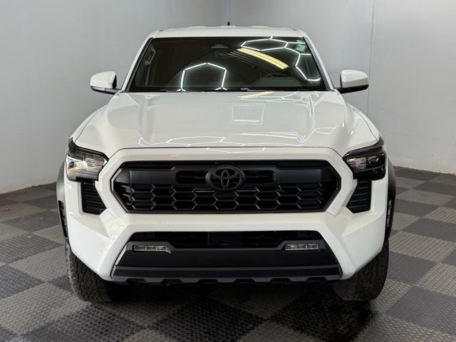 2025 Toyota Tacoma TRD Off-Road photo 3