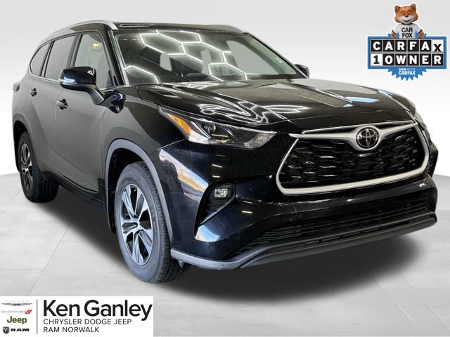 2023 Toyota Highlander XLE's photo