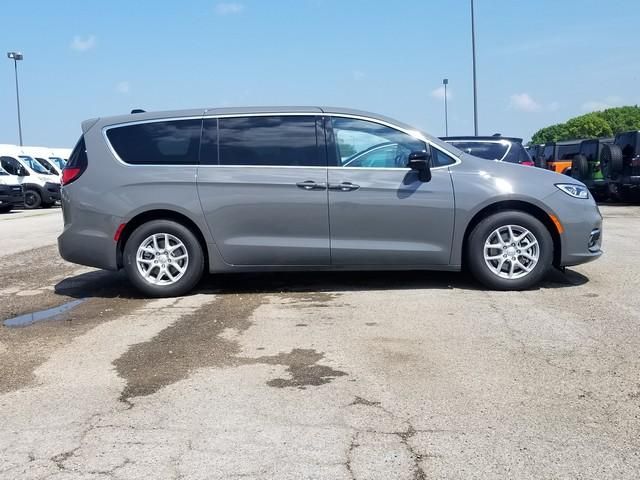 2025 Chrysler Pacifica photo 3