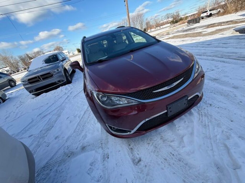 Used 2018 Chrysler Pacifica Touring L Minivan/Van