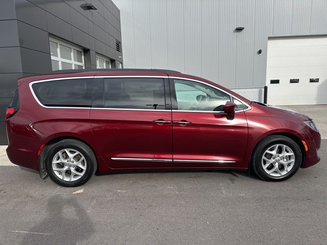 2017 Chrysler Pacifica Touring L photo 2
