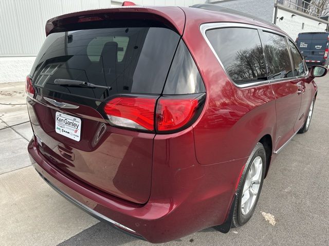 2017 Chrysler Pacifica Touring L photo 3
