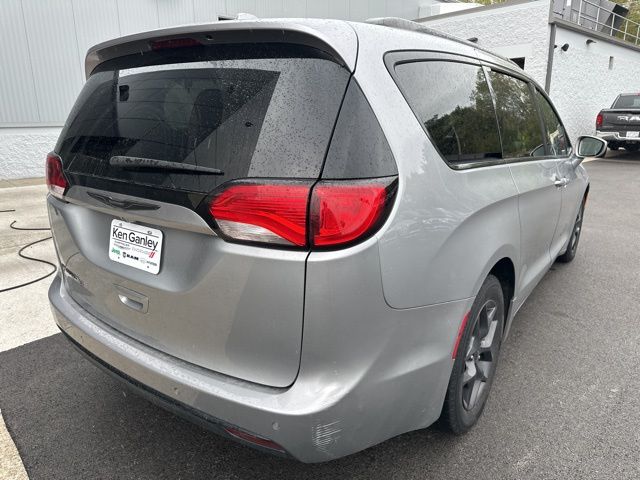 2018 Chrysler Pacifica Touring Plus photo 3