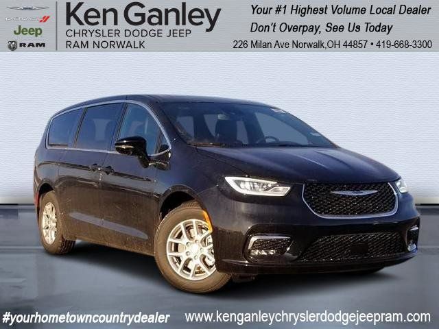 2026 Chrysler Pacifica Select's photo