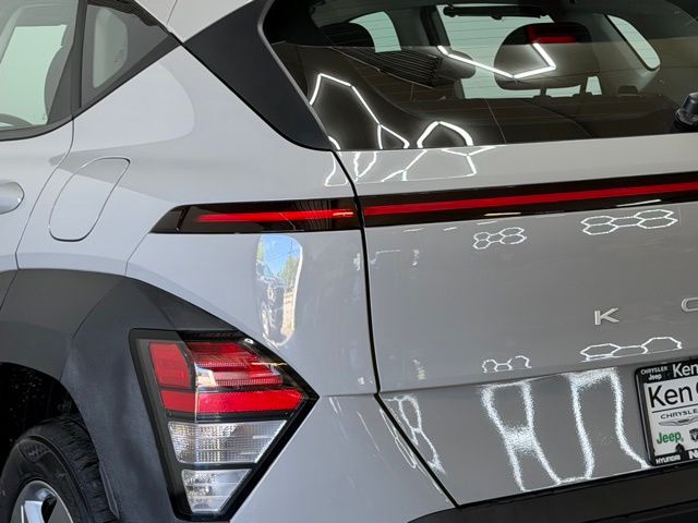 2025 Hyundai Kona SE - Photo 9