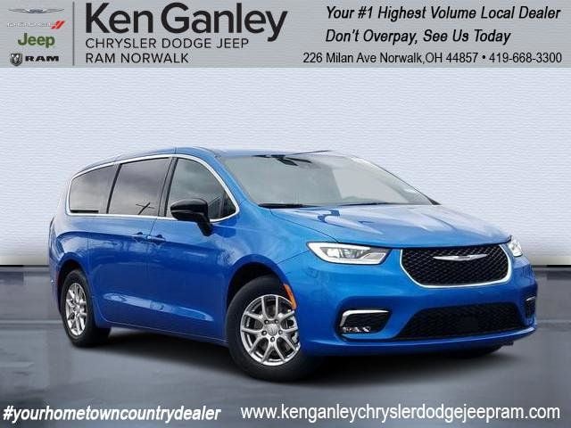 2026 Chrysler Pacifica Select's photo