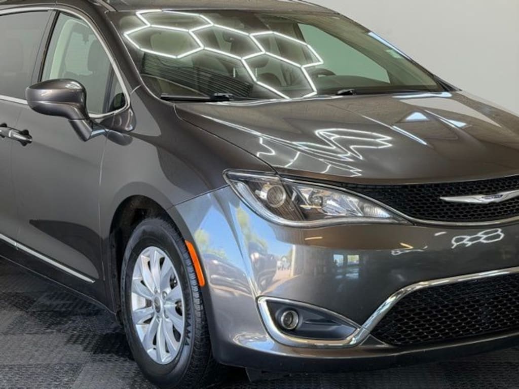 Used 2019 Chrysler Pacifica Touring L Minivan/Van