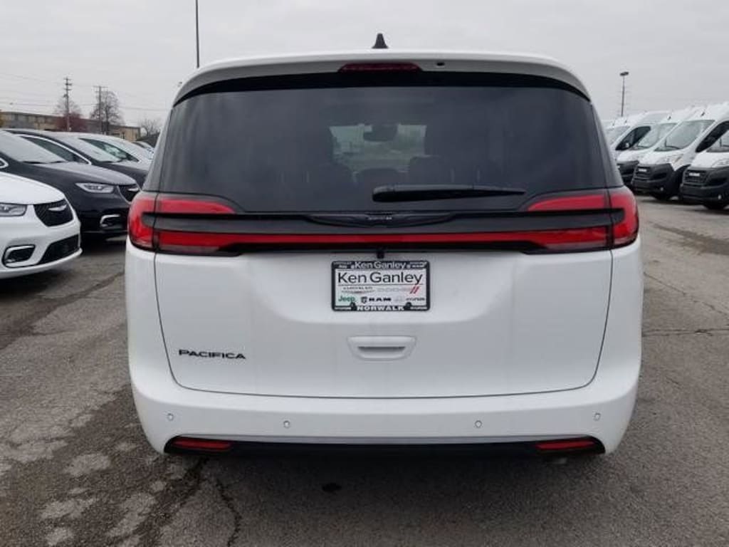 New 2026 Chrysler Pacifica SELECT Passenger Van