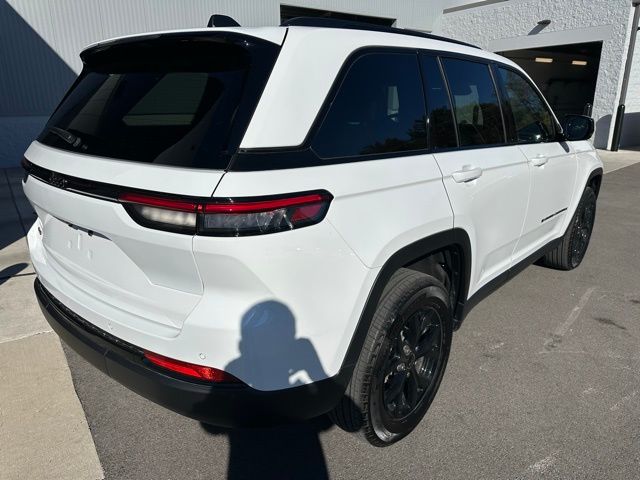 2025 Jeep Grand Cherokee Altitude photo 3