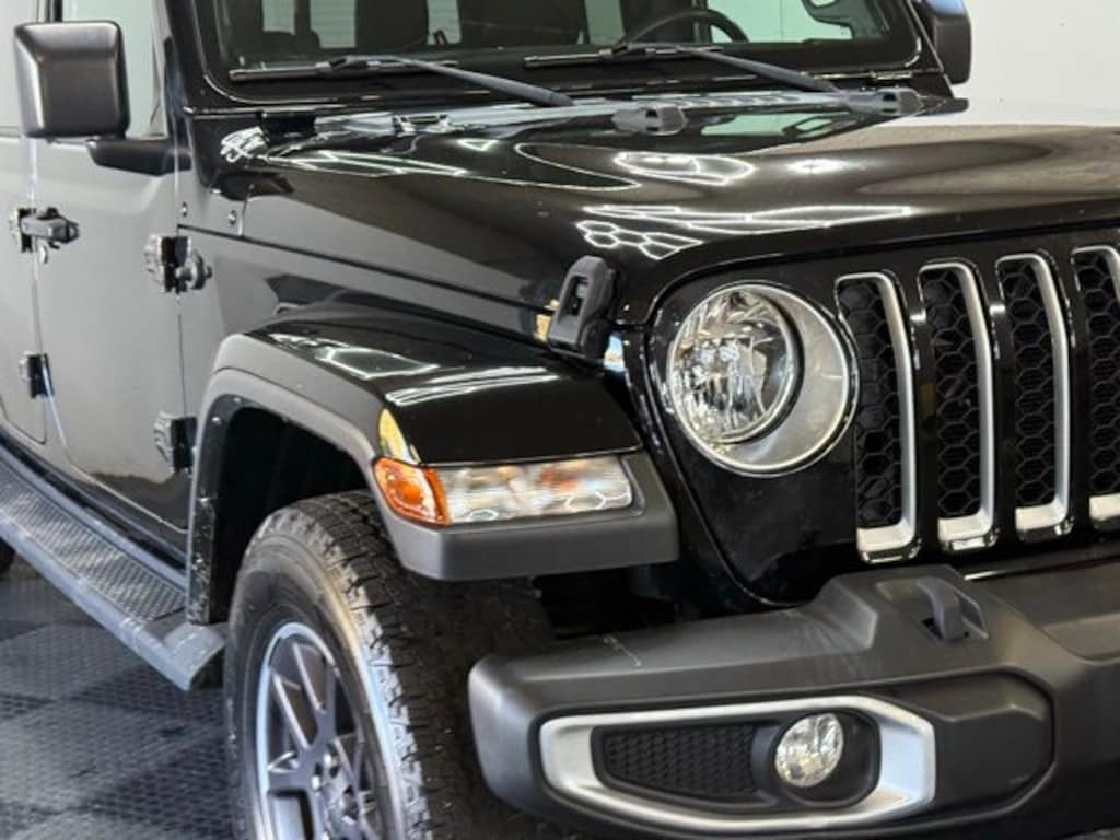 Certified 2022 Jeep Gladiator Overland Truck