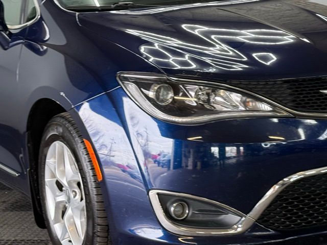 2017 Chrysler Pacifica Touring L photo 2