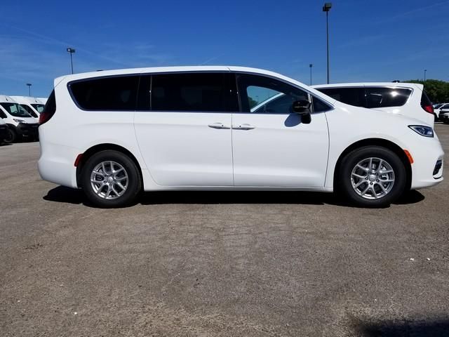2026 Chrysler Pacifica photo 3