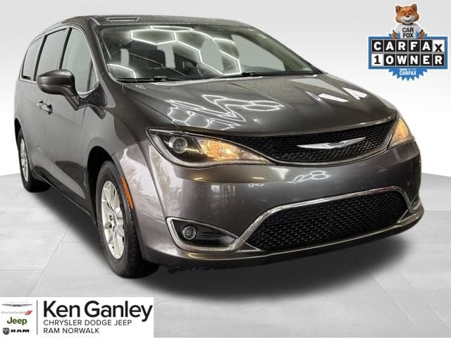 2020 Chrysler Pacifica Touring's photo