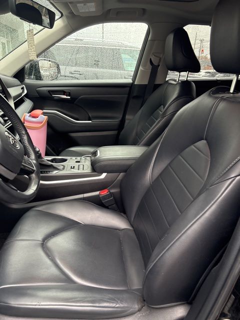 2023 Toyota Highlander L photo 2