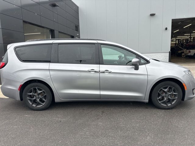 2018 Chrysler Pacifica Touring Plus photo 2