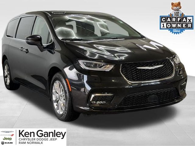 2023 Chrysler Pacifica Touring L's photo