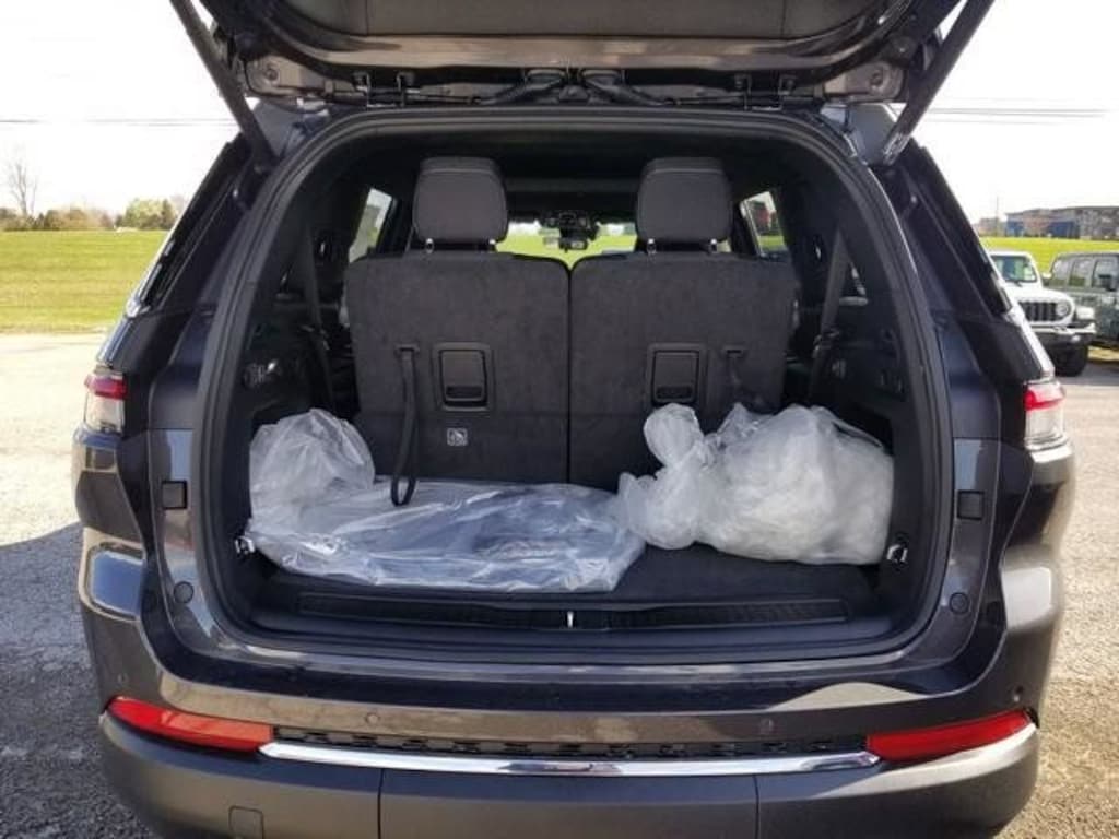 New 2026 Jeep Grand Cherokee L LAREDO X 4X4 Sport Utility