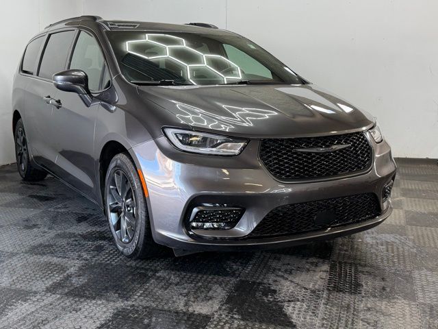 2021 Chrysler Pacifica Touring L's photo