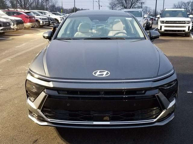 2025 Hyundai Sonata Hybrid Limited photo 2
