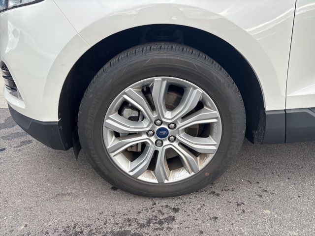 2021 Ford Edge Titanium photo 2