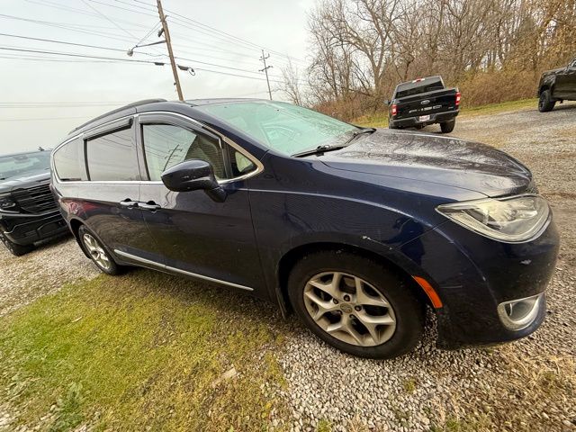 2017 Chrysler Pacifica Touring L photo 2
