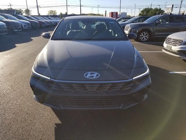 2025 Hyundai Elantra SEL Sport photo 2