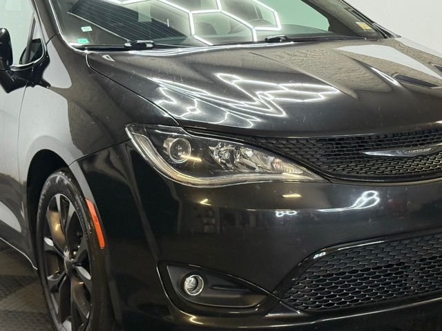2019 Chrysler Pacifica Limited photo 2