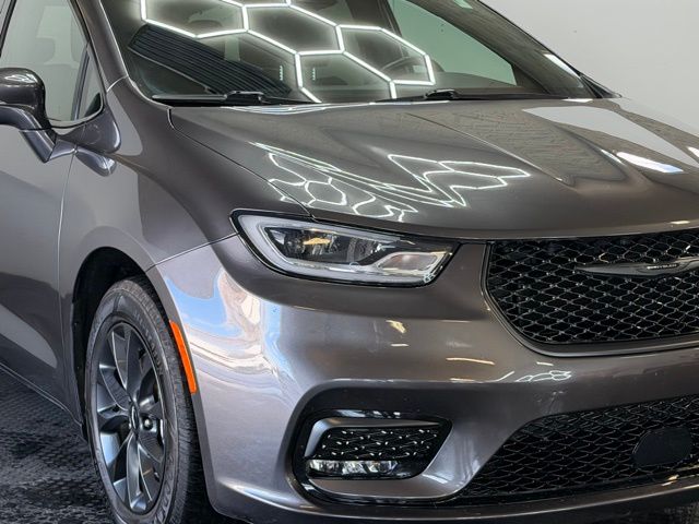 2021 Chrysler Pacifica Touring L photo 2
