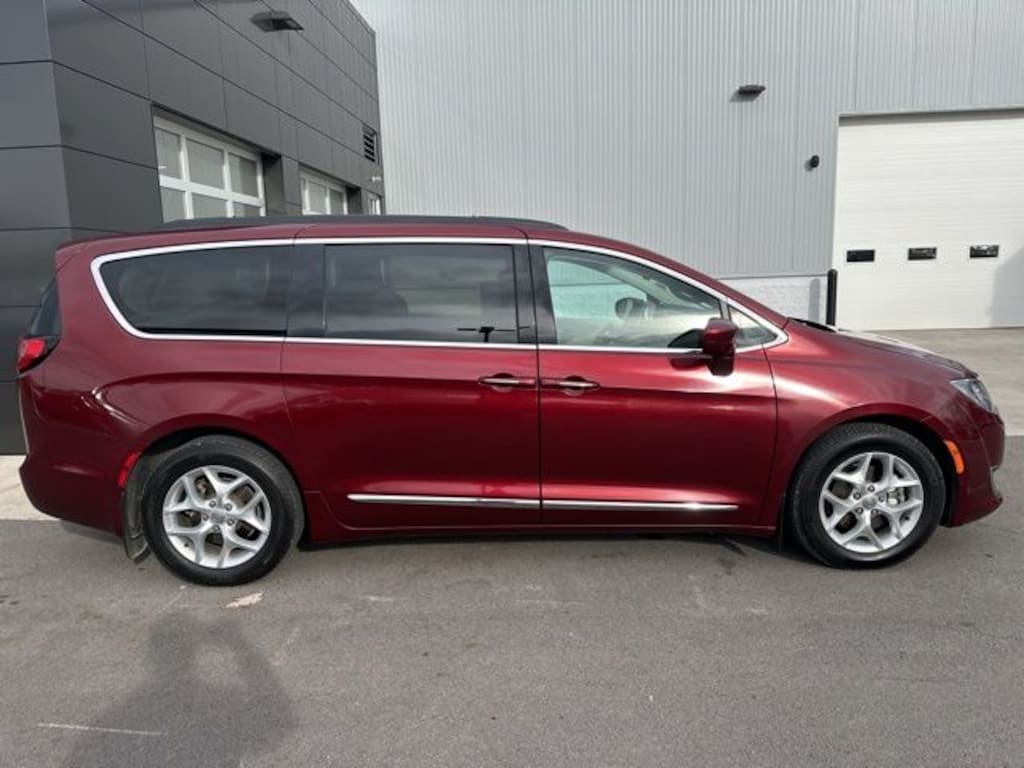 Used 2017 Chrysler Pacifica Touring-L Van