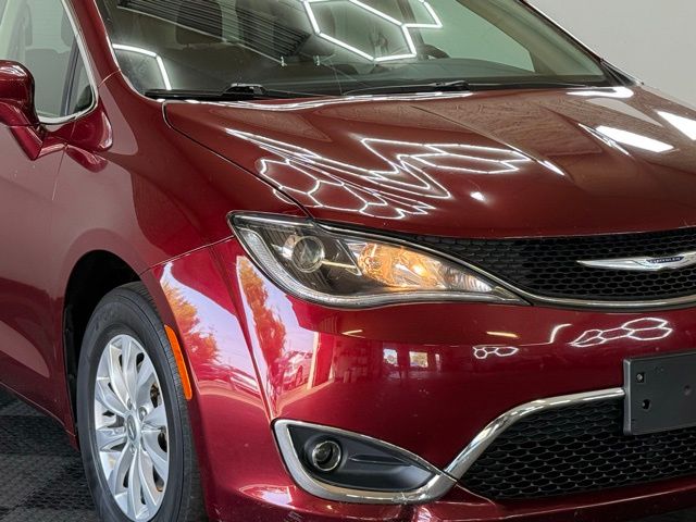 2019 Chrysler Pacifica Touring Plus photo 2