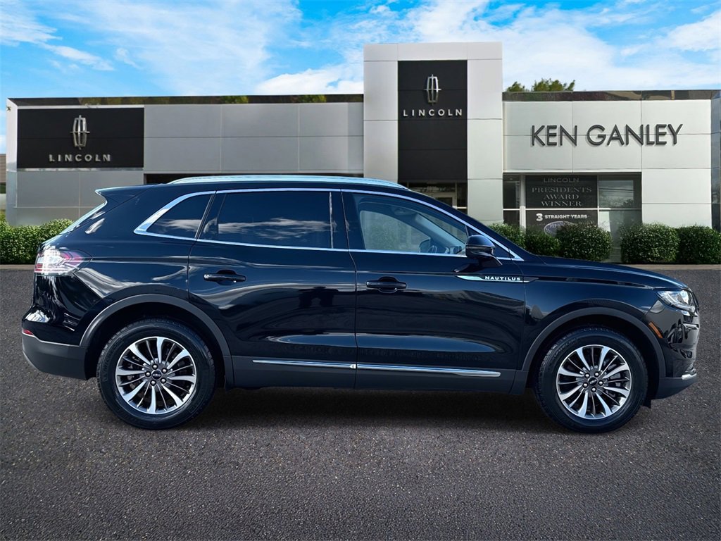2023 Lincoln Nautilus Standard photo 2