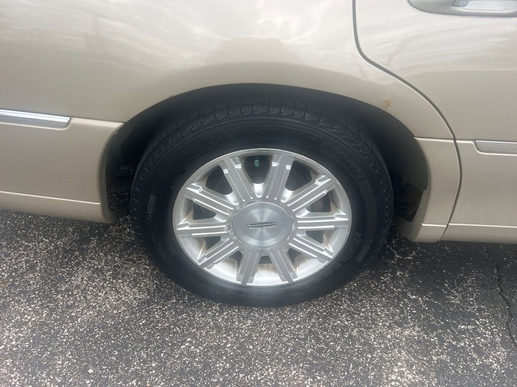 Used 2009 Lincoln Town Car Signature Limited with VIN 2LNHM82V59X614776 for sale in Middleburg Heights, OH