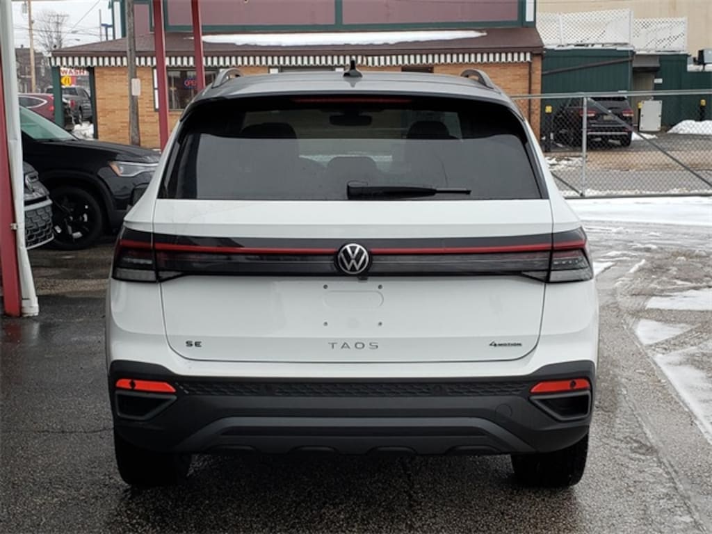 New 2026 Volkswagen Taos 1.5T SE Black SUV