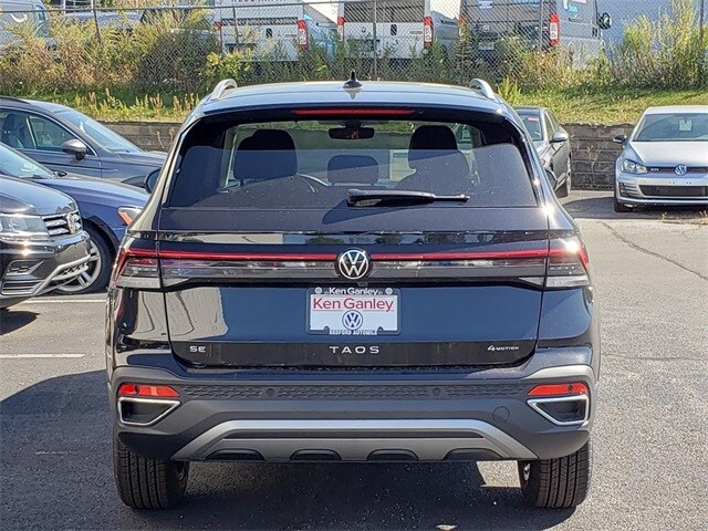 2025 Volkswagen Taos SE photo 3