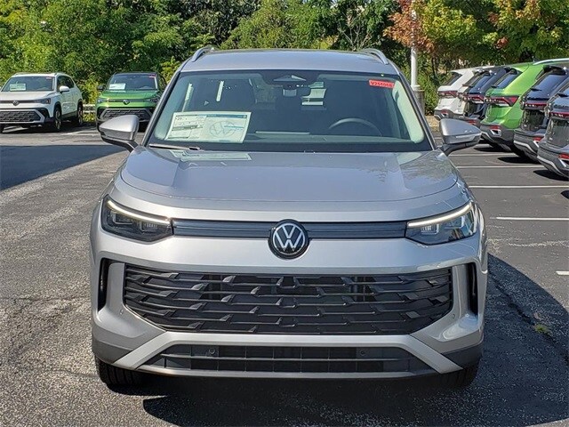 2025 Volkswagen Tiguan SE photo 2