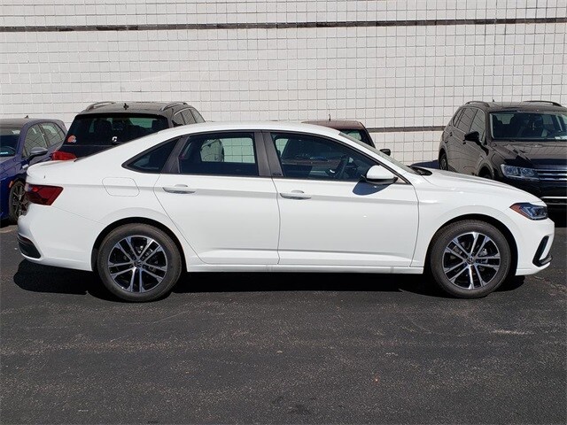 2026 Volkswagen Jetta 1.5T Sport photo 2