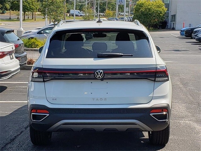 2025 Volkswagen Taos SE photo 3
