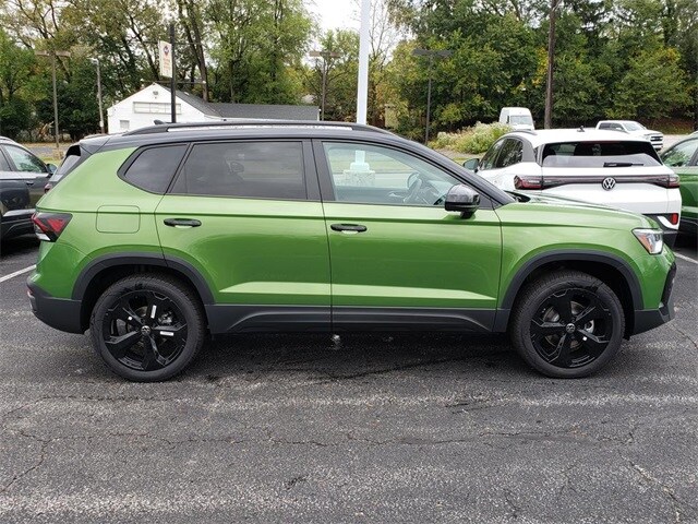 2025 Volkswagen Taos SE photo 2