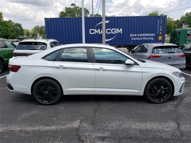 2025 Volkswagen Jetta 1.5T SE photo 2