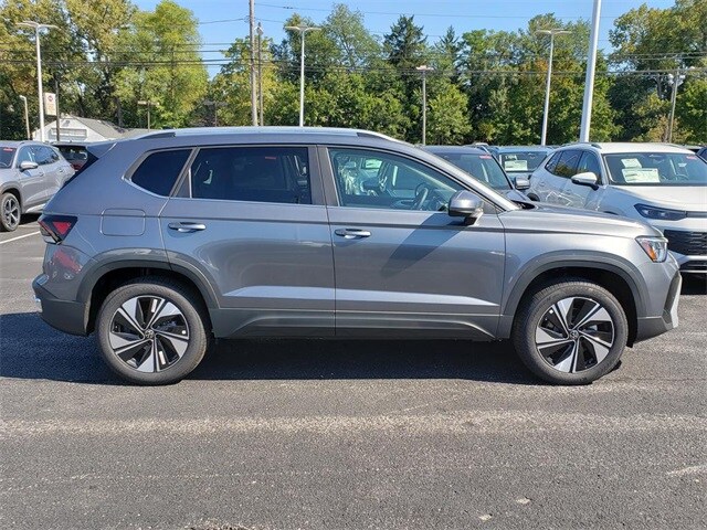 2025 Volkswagen Taos SE photo 2