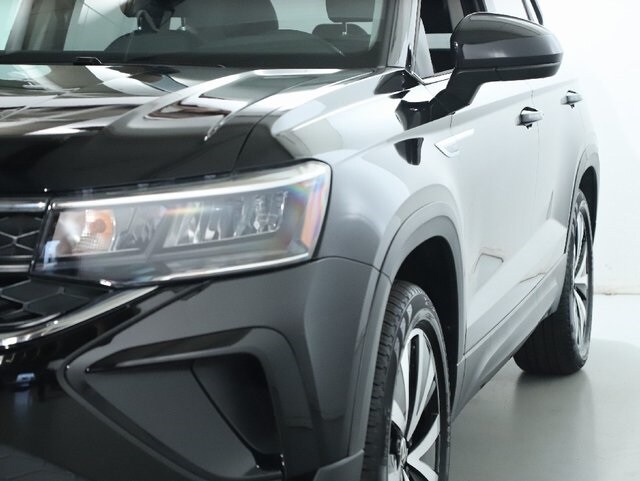 2022 Volkswagen Taos SE photo 2