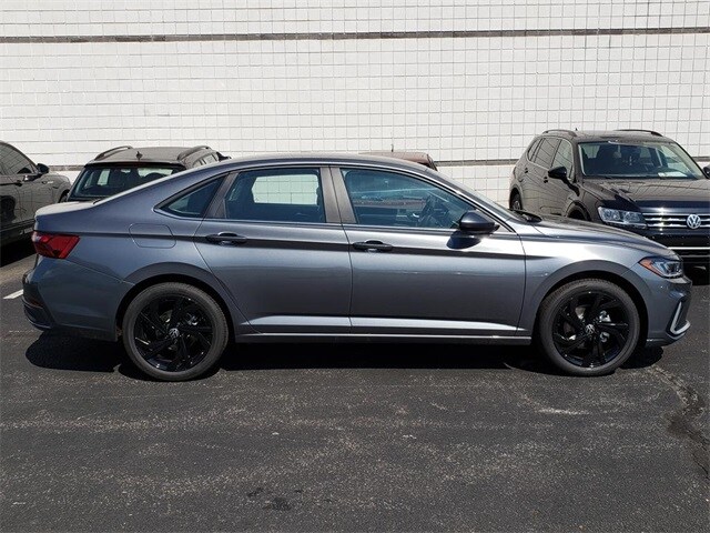 2025 Volkswagen Jetta 1.5T SE photo 2