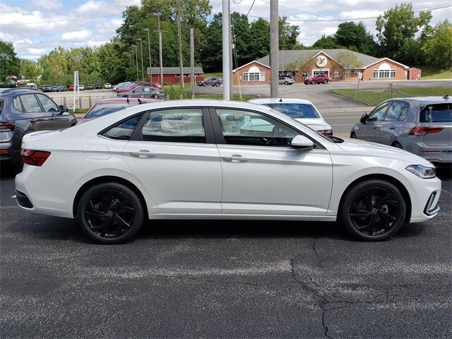 2025 Volkswagen Jetta 1.5T SE photo 2