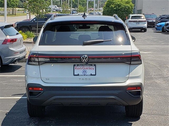 2025 Volkswagen Taos SE photo 2